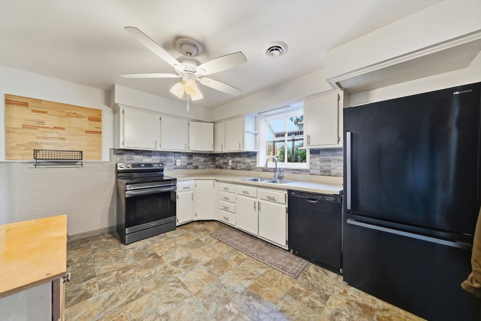 Damascus House: 26015 Woodfield Rd