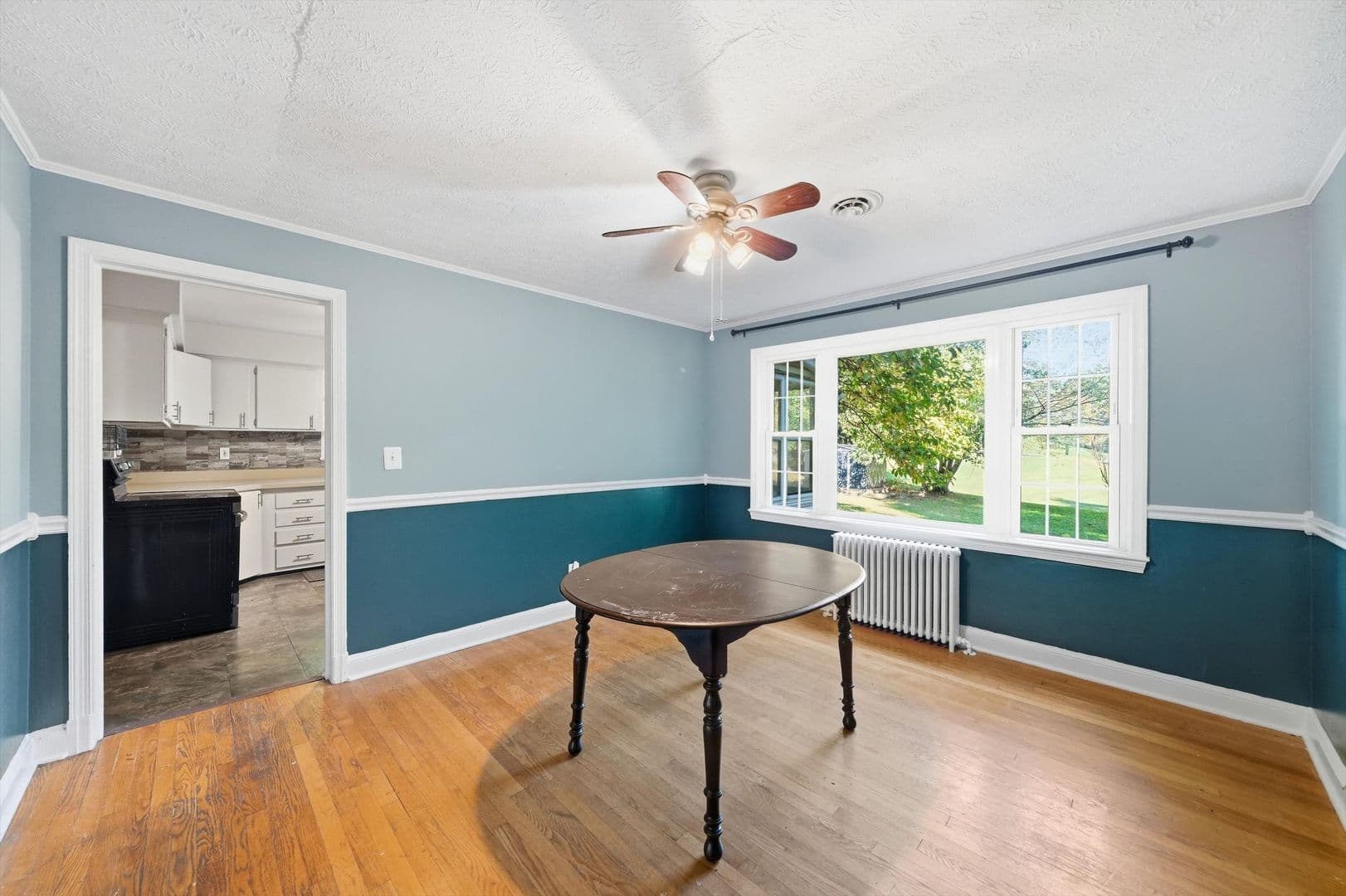 Damascus House: 26015 Woodfield Rd