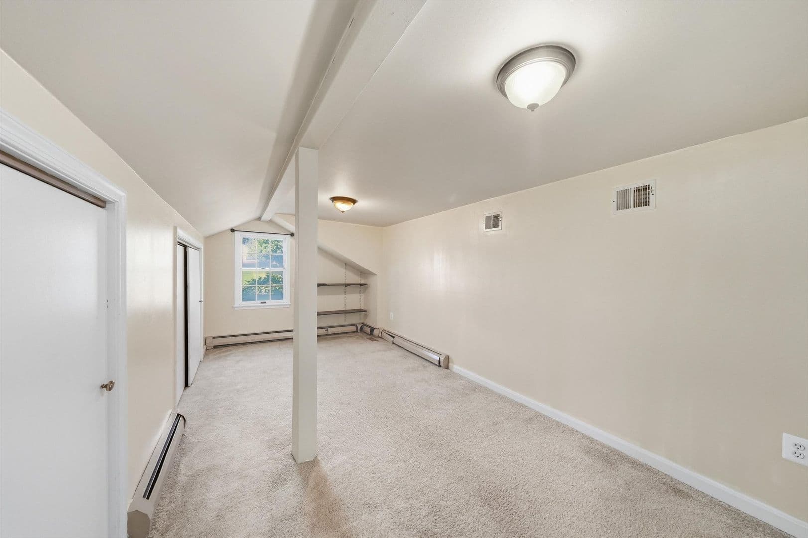 Damascus House: 26015 Woodfield Rd