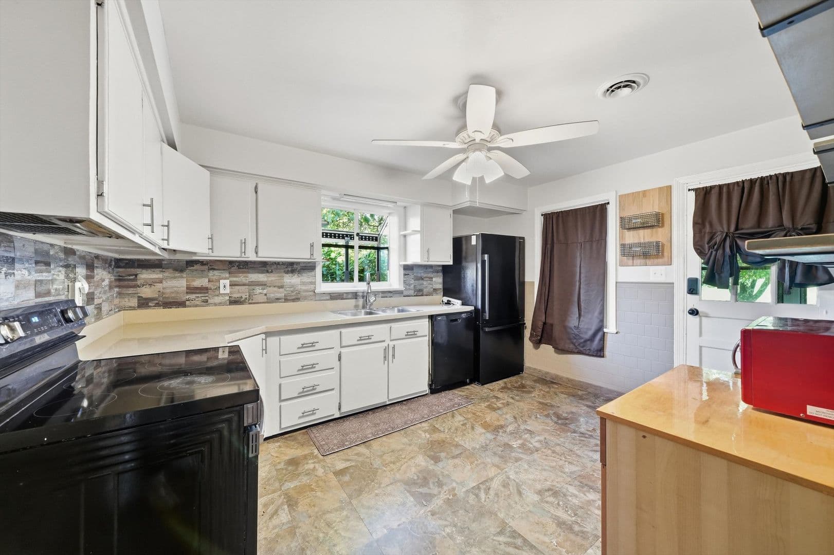 Damascus House: 26015 Woodfield Rd