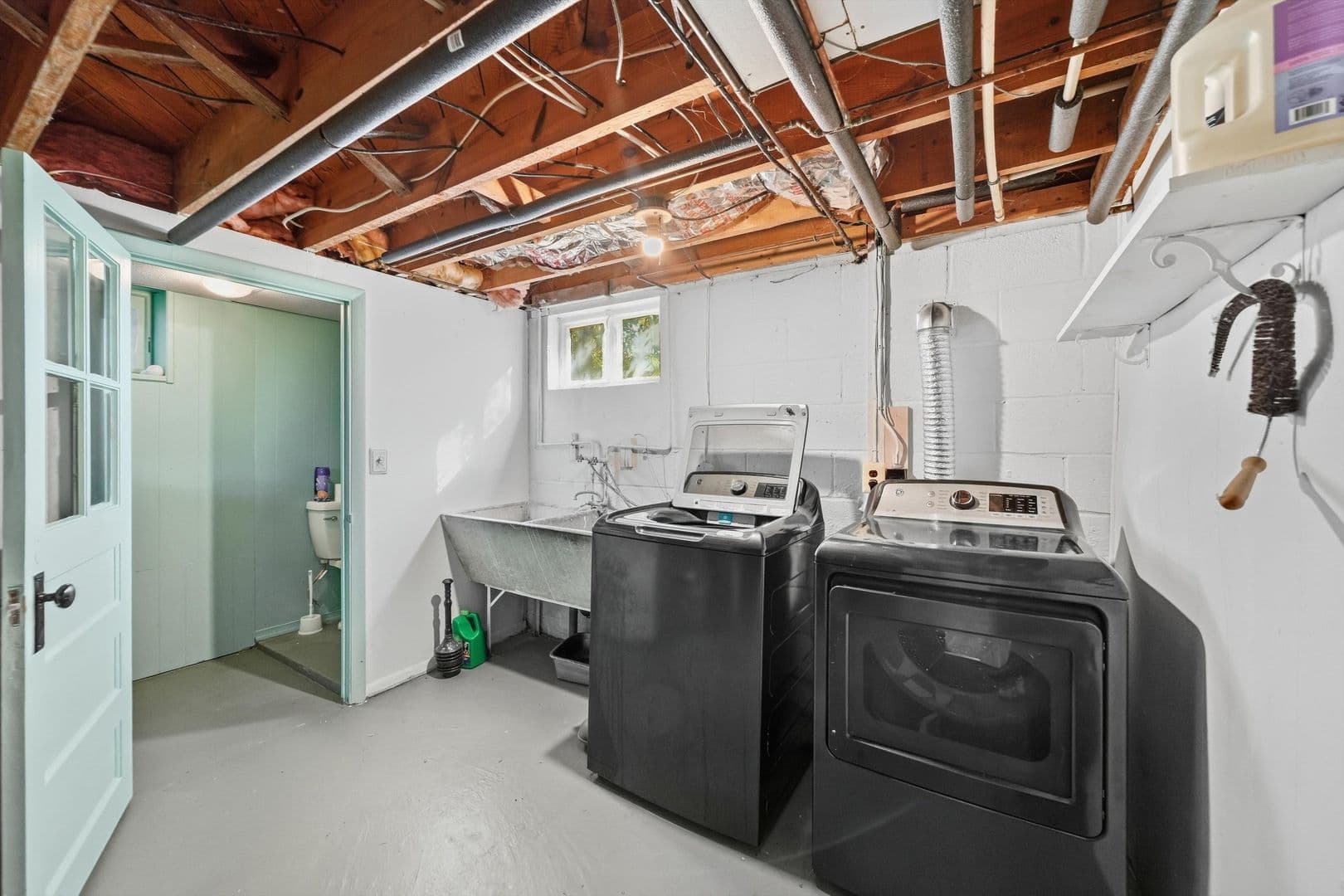 Damascus House: 26015 Woodfield Rd