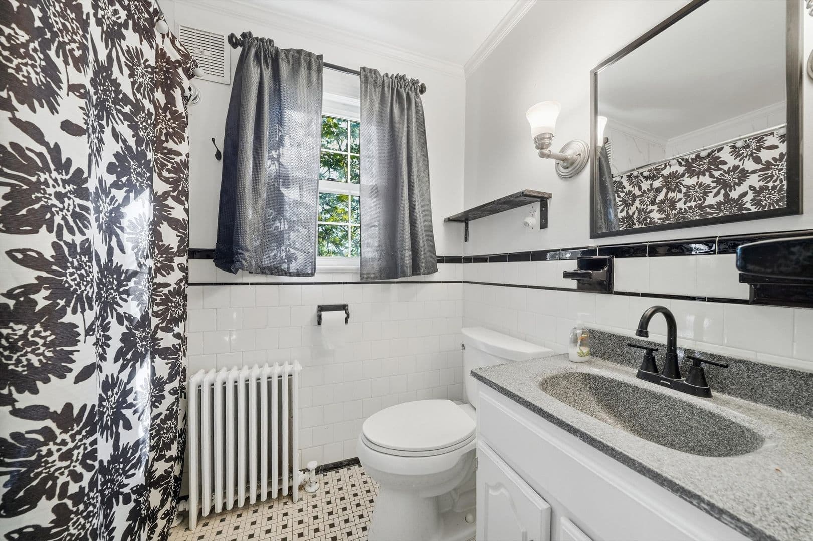 Damascus House: 26015 Woodfield Rd