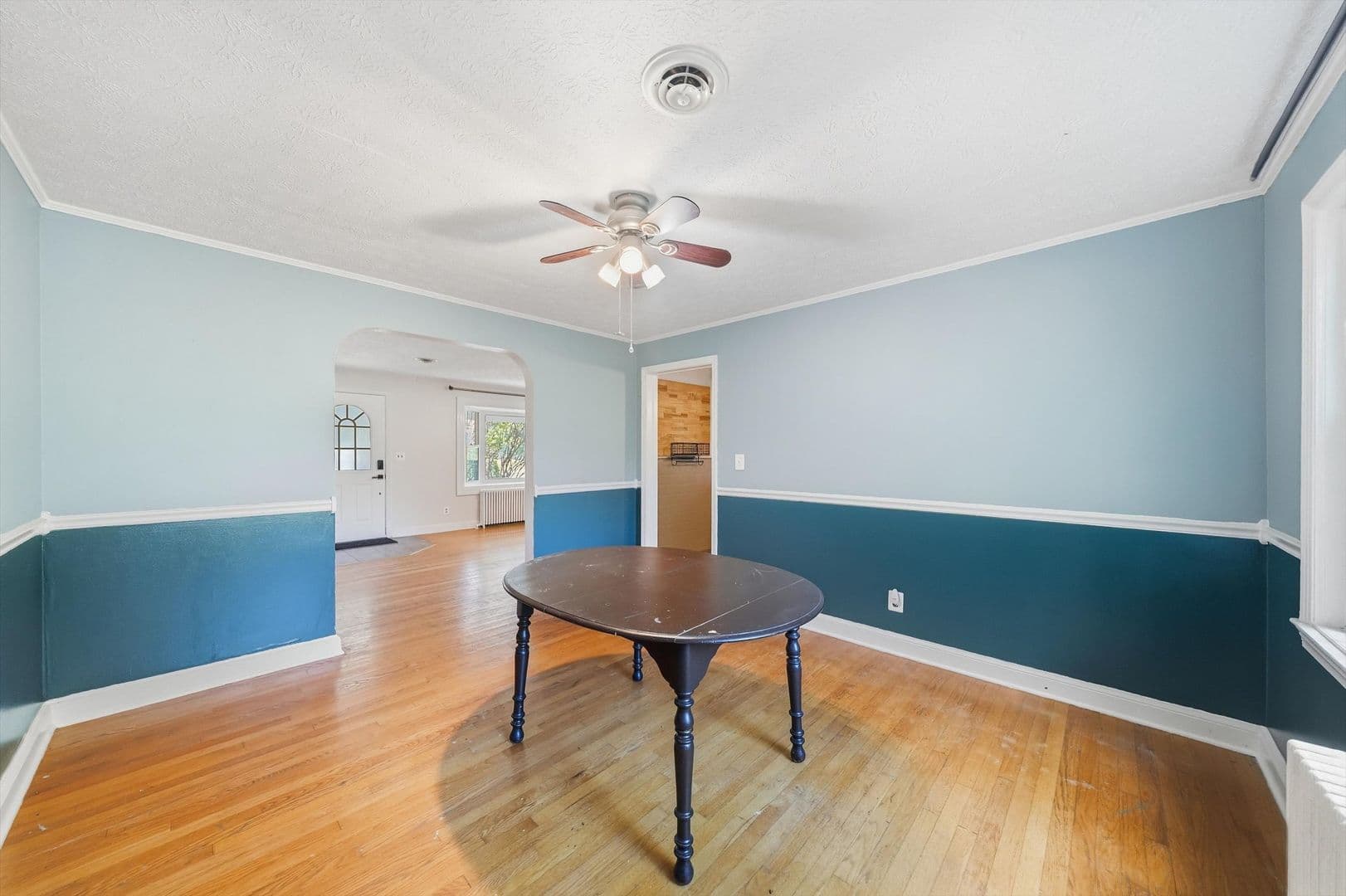 Damascus House: 26015 Woodfield Rd