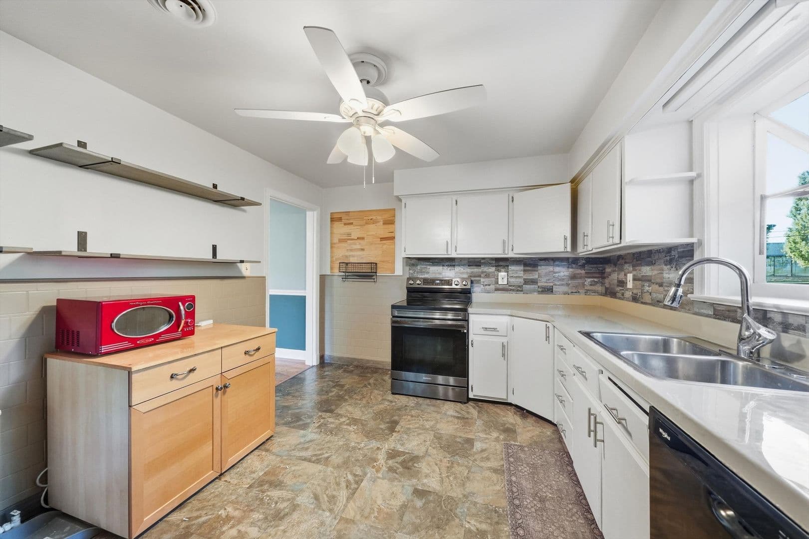 Damascus House: 26015 Woodfield Rd