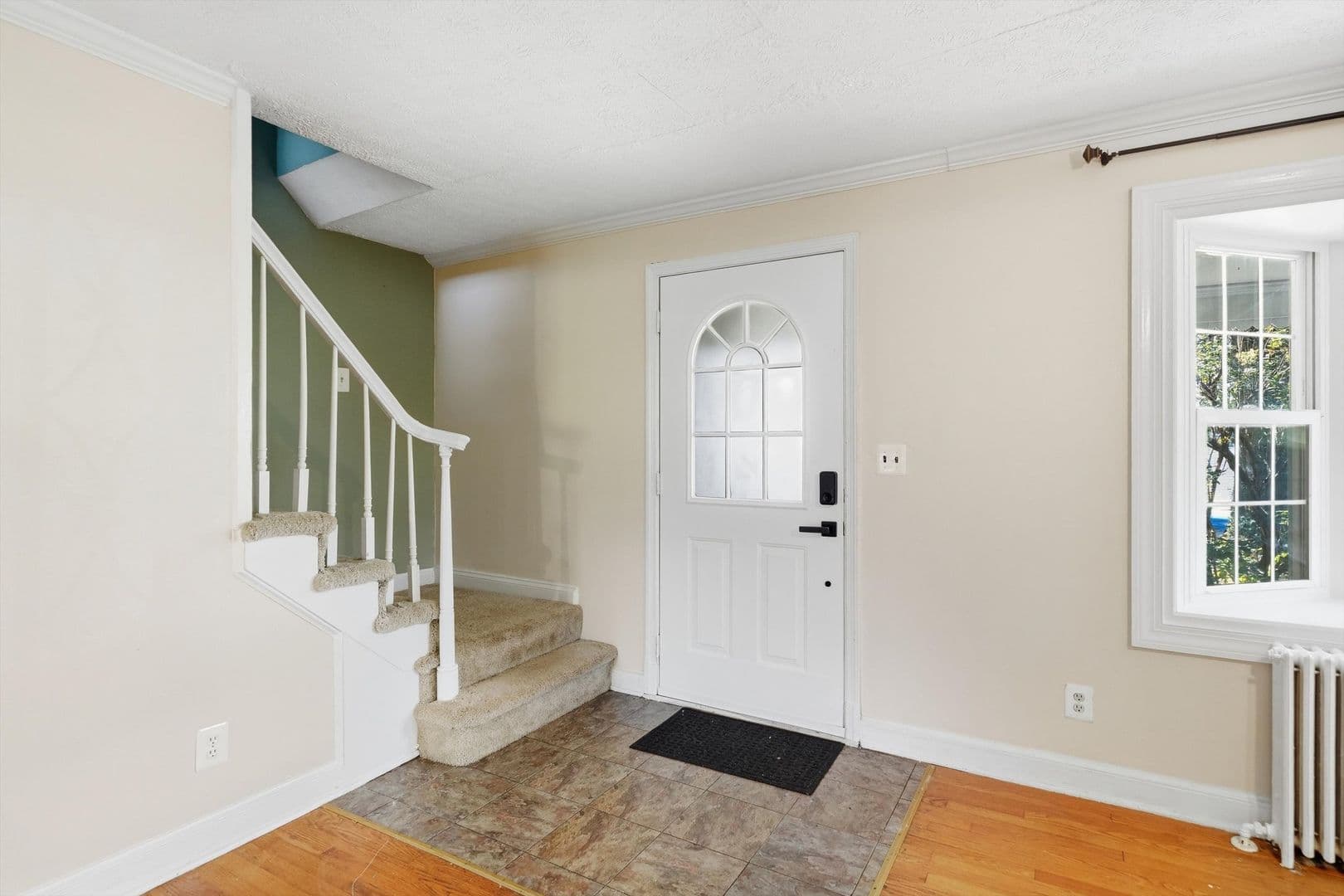 Damascus House: 26015 Woodfield Rd