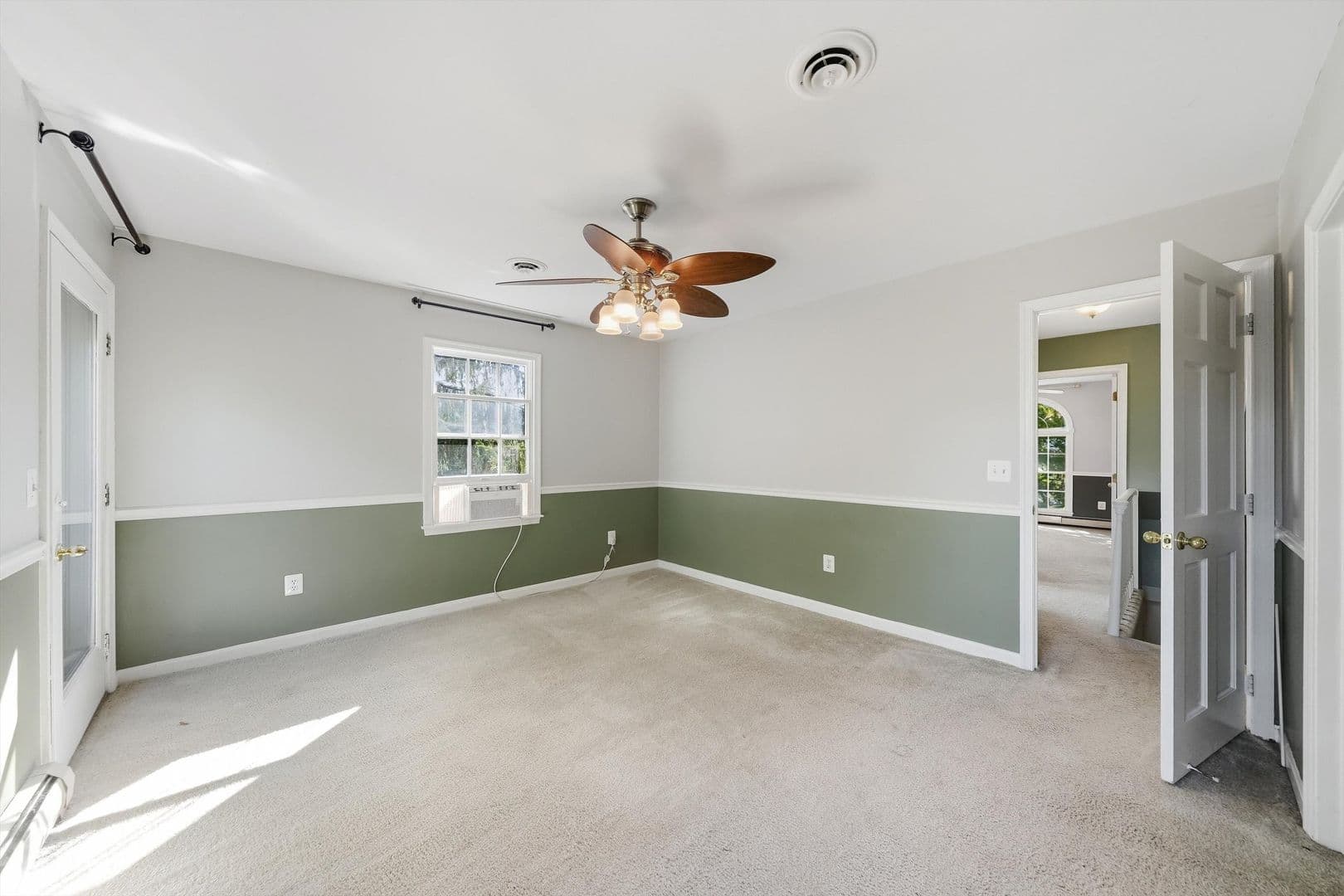 Damascus House: 26015 Woodfield Rd