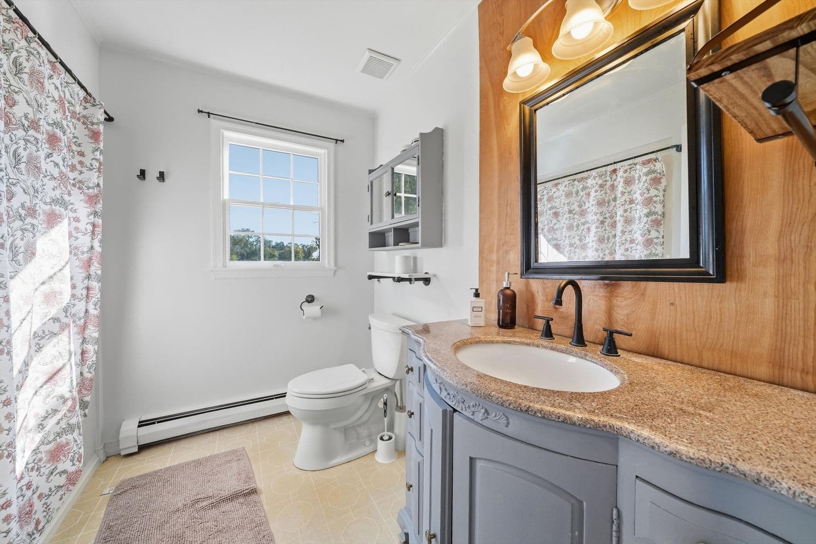 Damascus House: 26015 Woodfield Rd