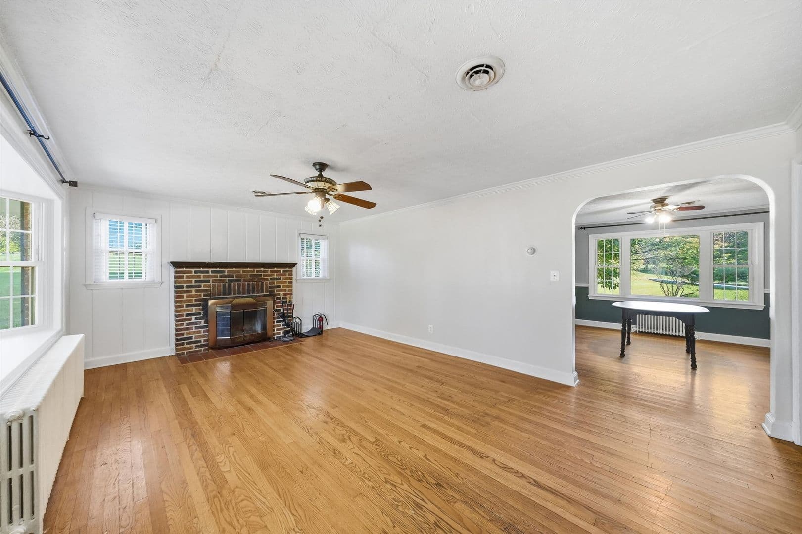Damascus House: 26015 Woodfield Rd