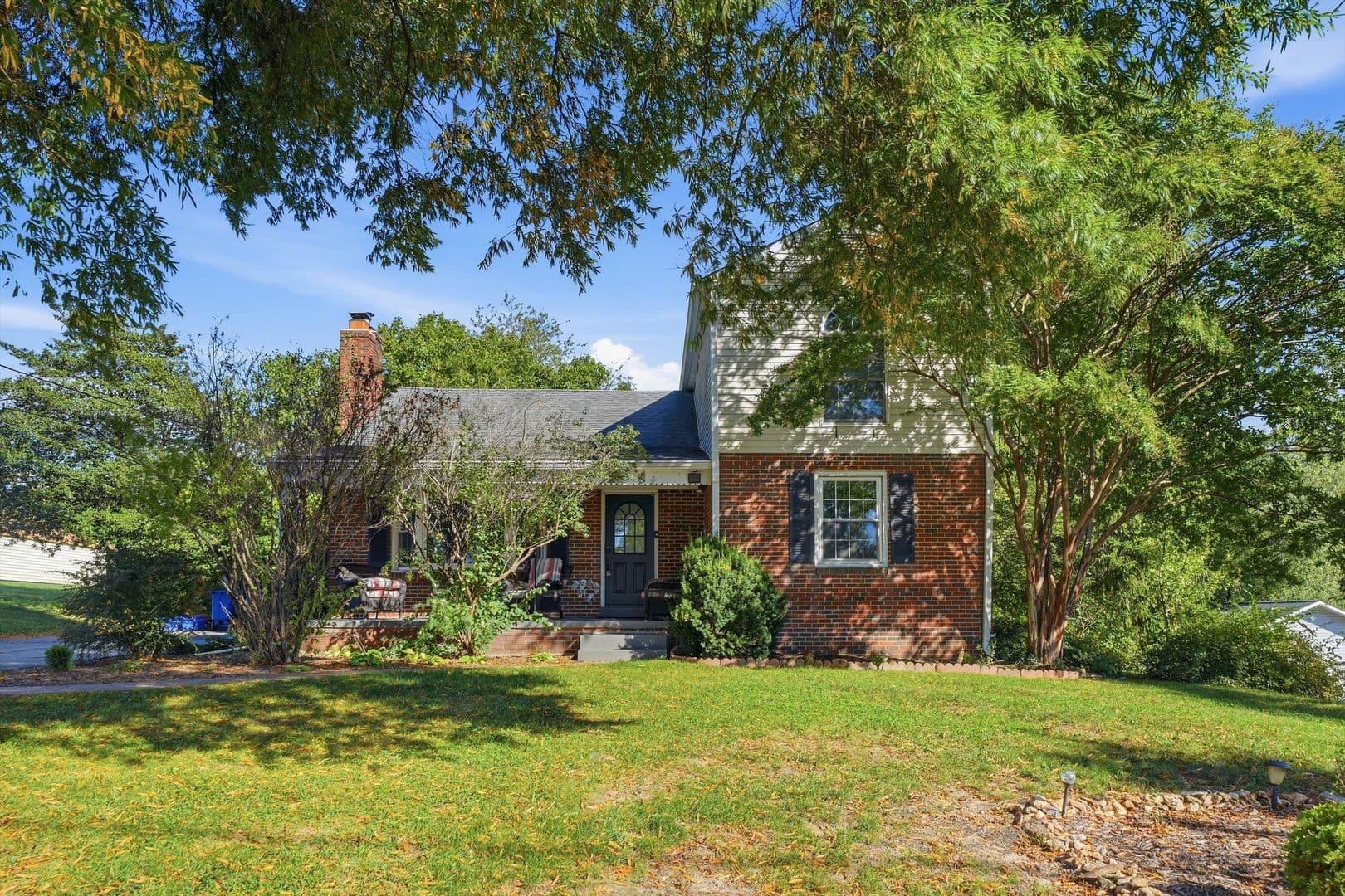 Damascus House: 26015 Woodfield Rd