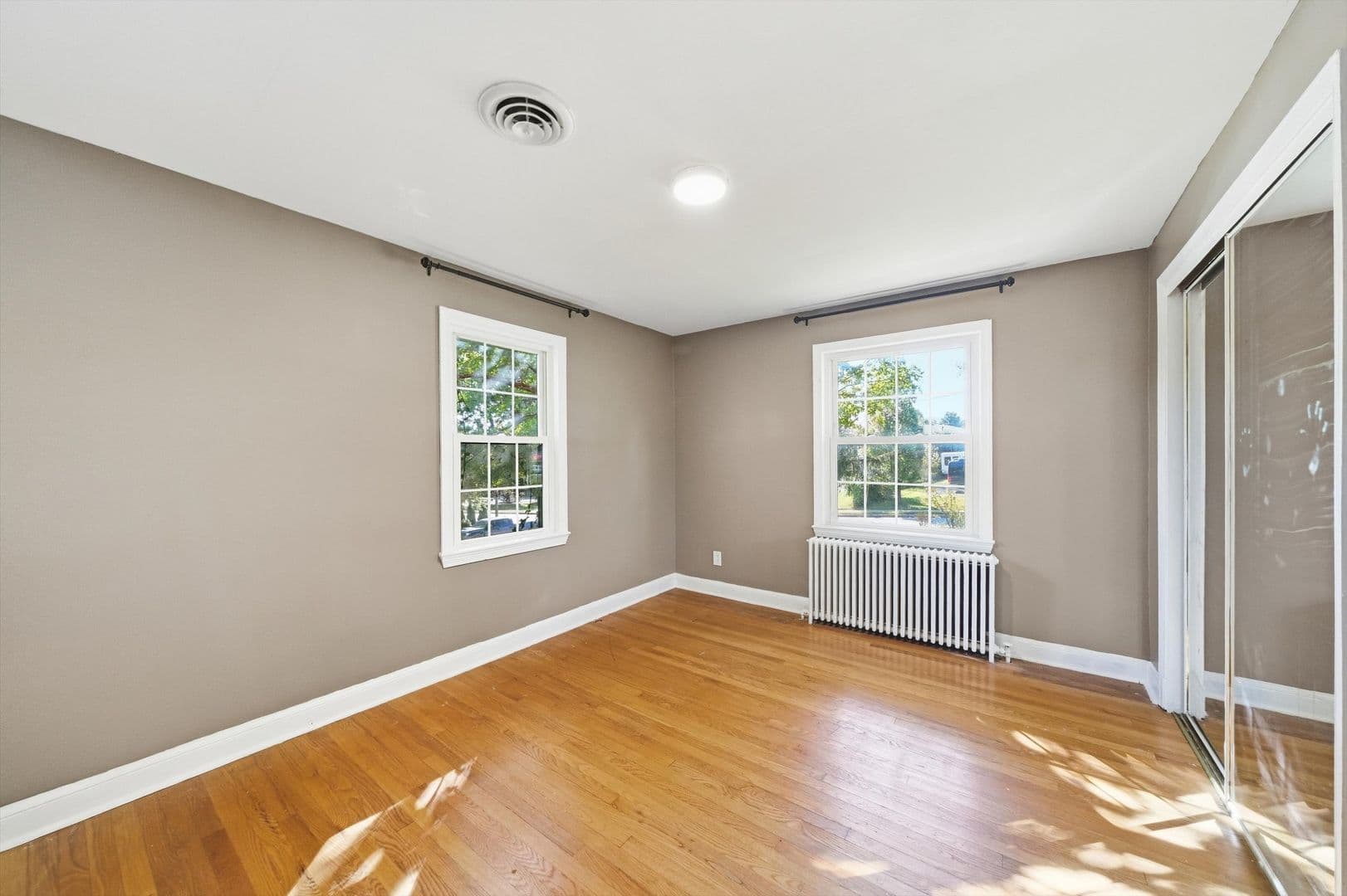 Damascus House: 26015 Woodfield Rd