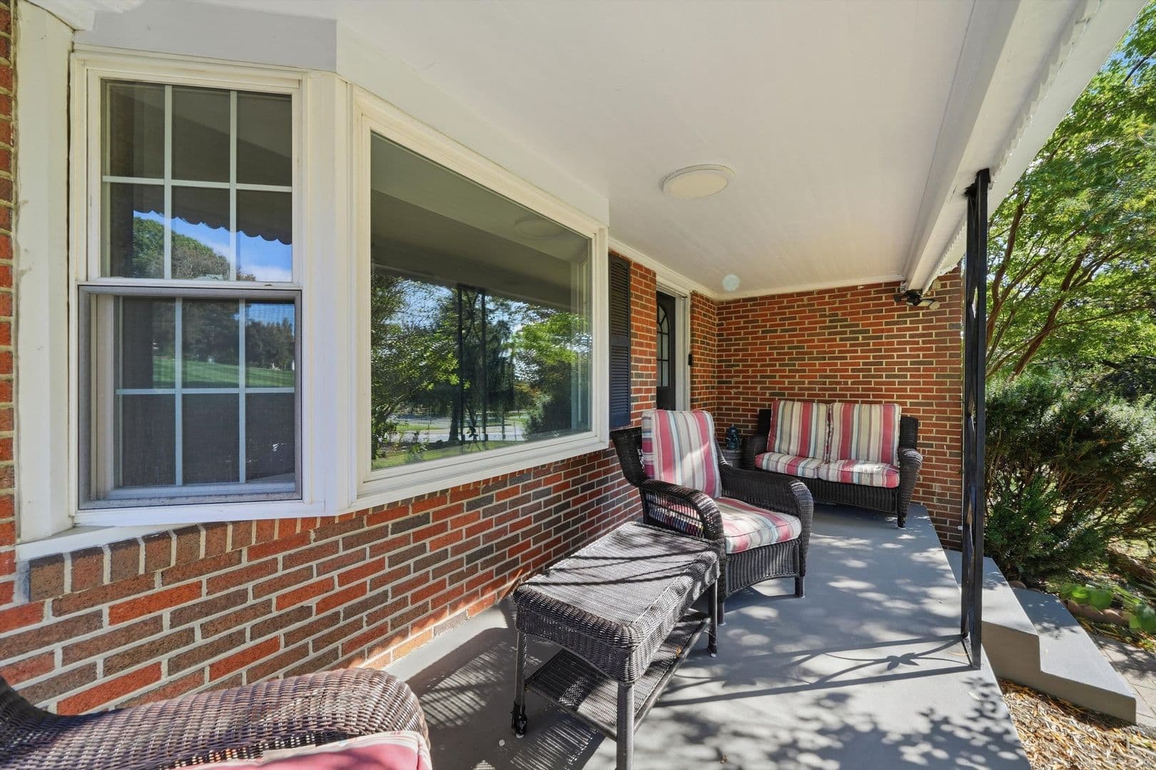 Damascus House: 26015 Woodfield Rd