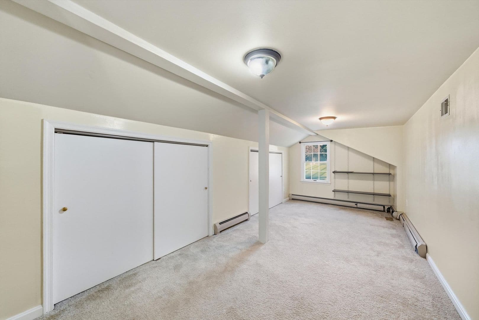 Damascus House: 26015 Woodfield Rd