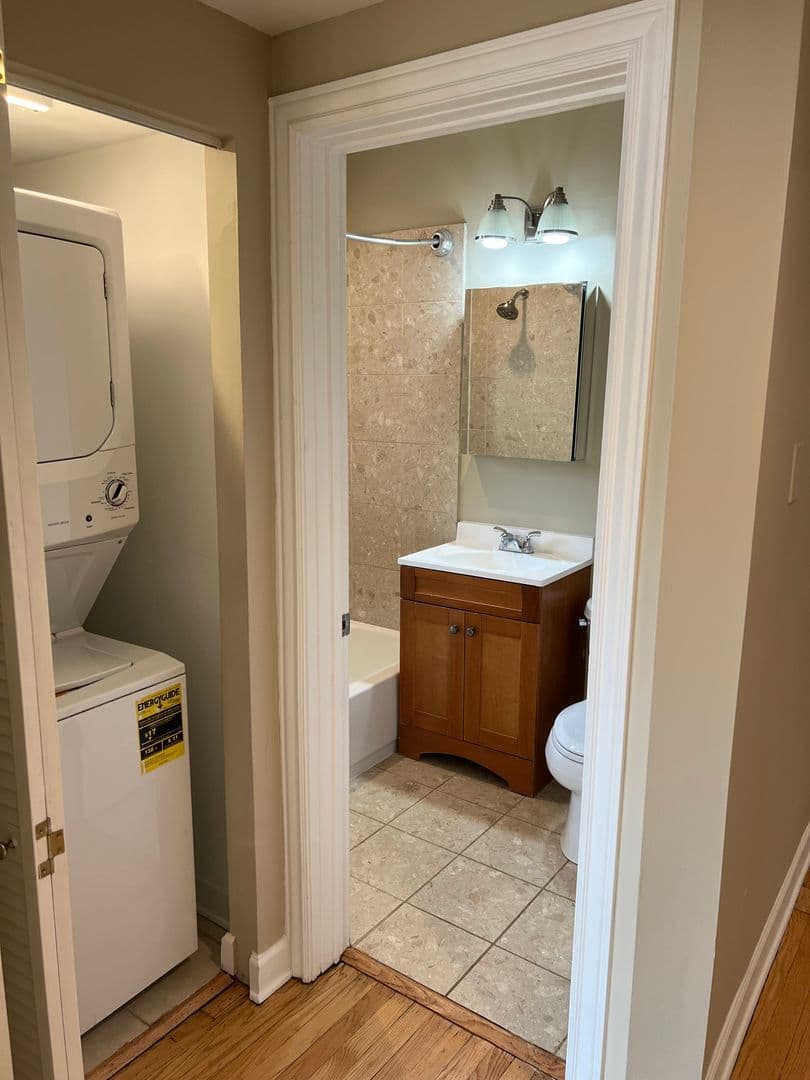 Chicago Apartment: 2641 W Estes Ave
