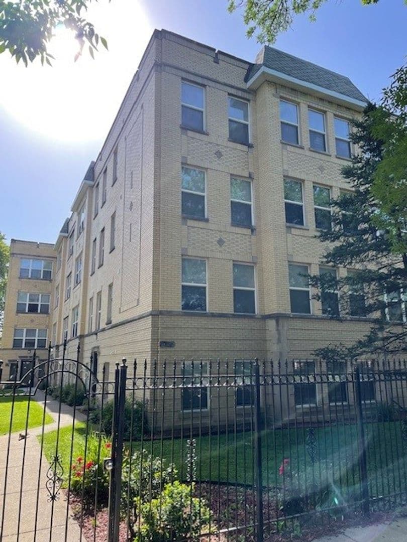 Chicago Apartment: 2321 N Oak Park Ave