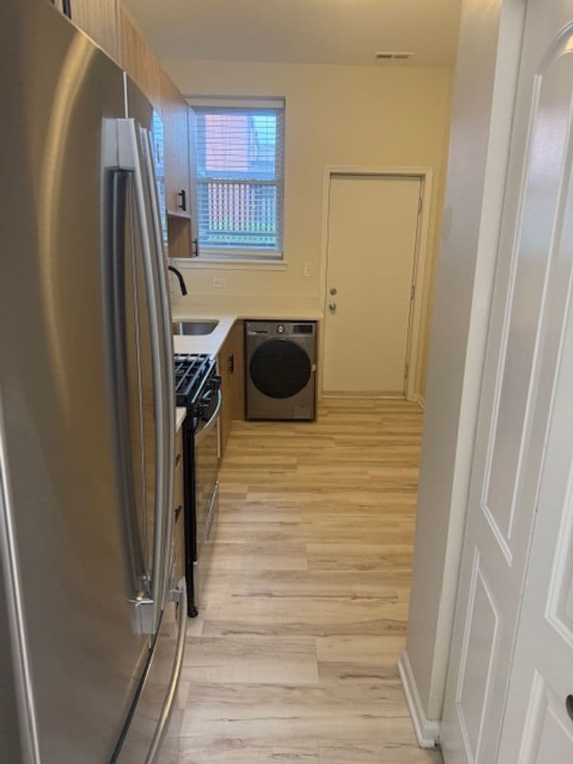 Chicago Apartment: 1305 W Morse Ave
