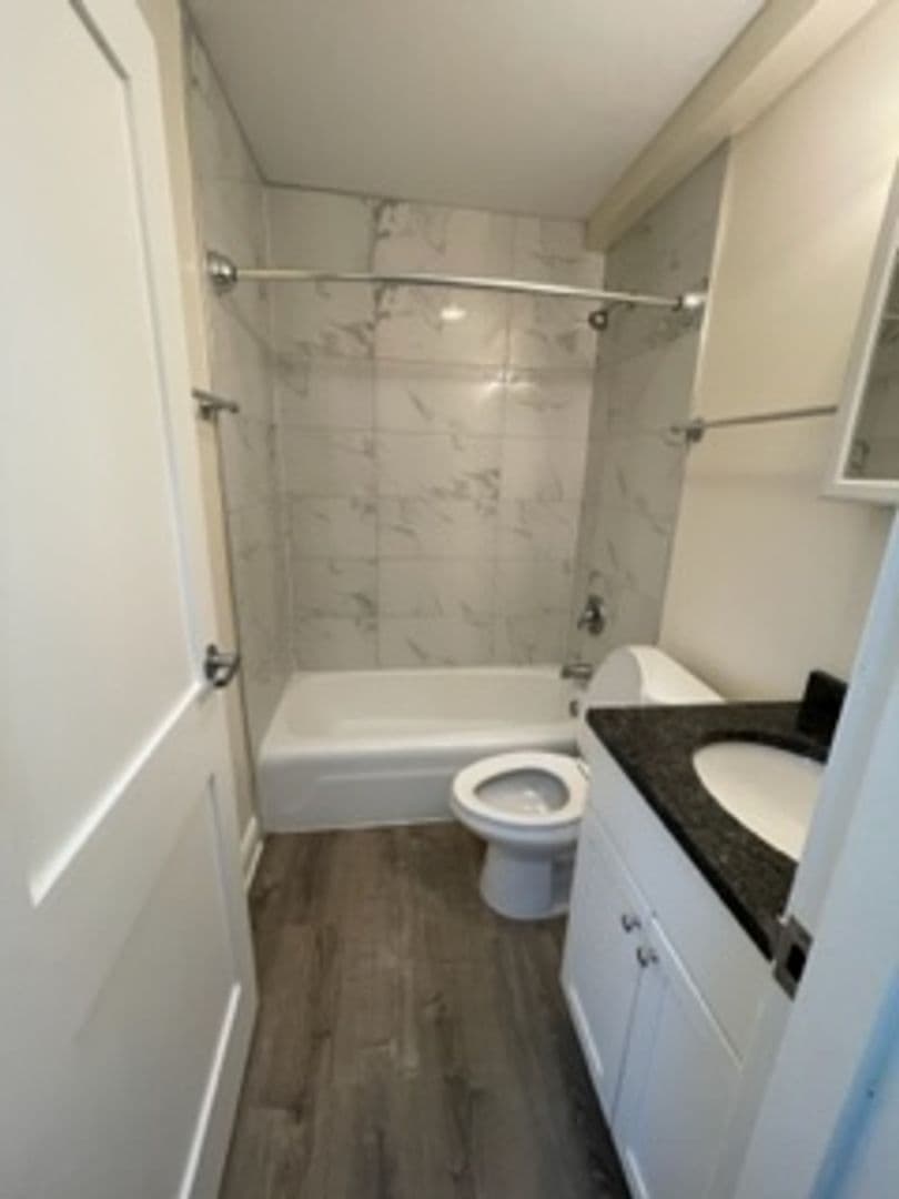 Chicago Apartment: 6633 N Sheridan Road
