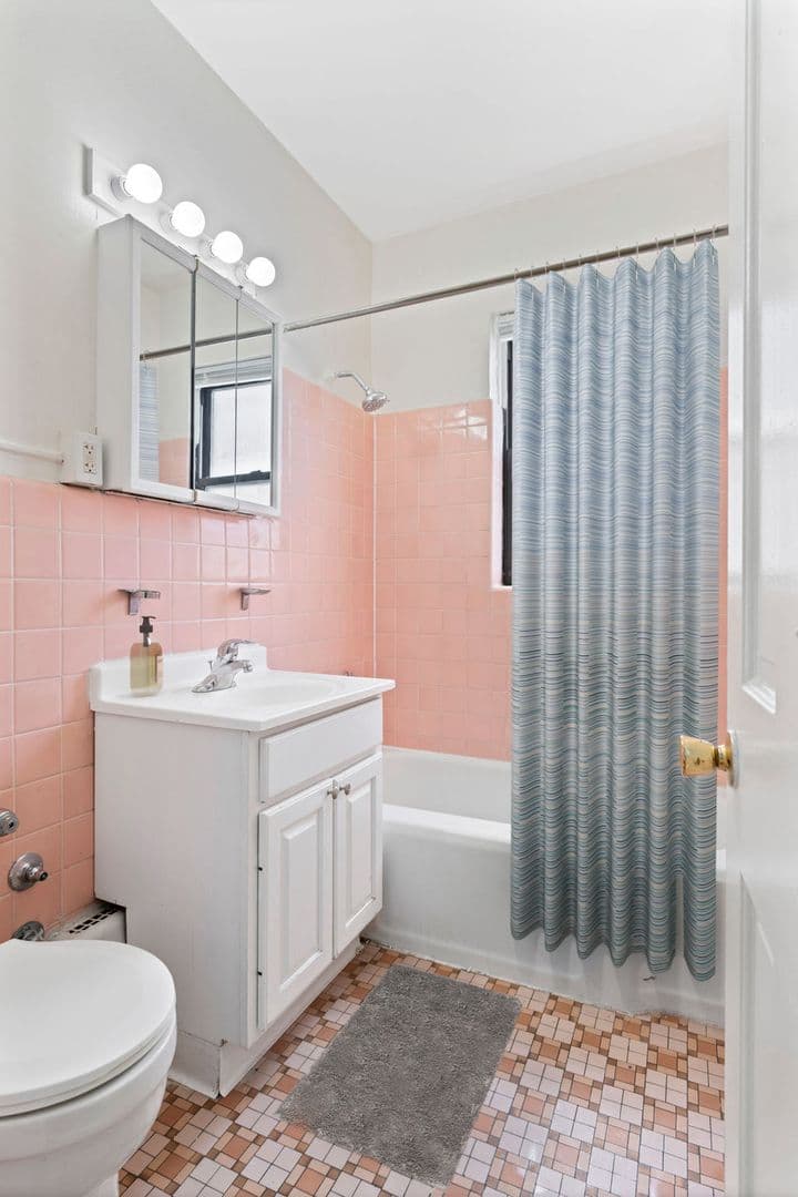 Chicago Apartment: 6230 N Kenmore