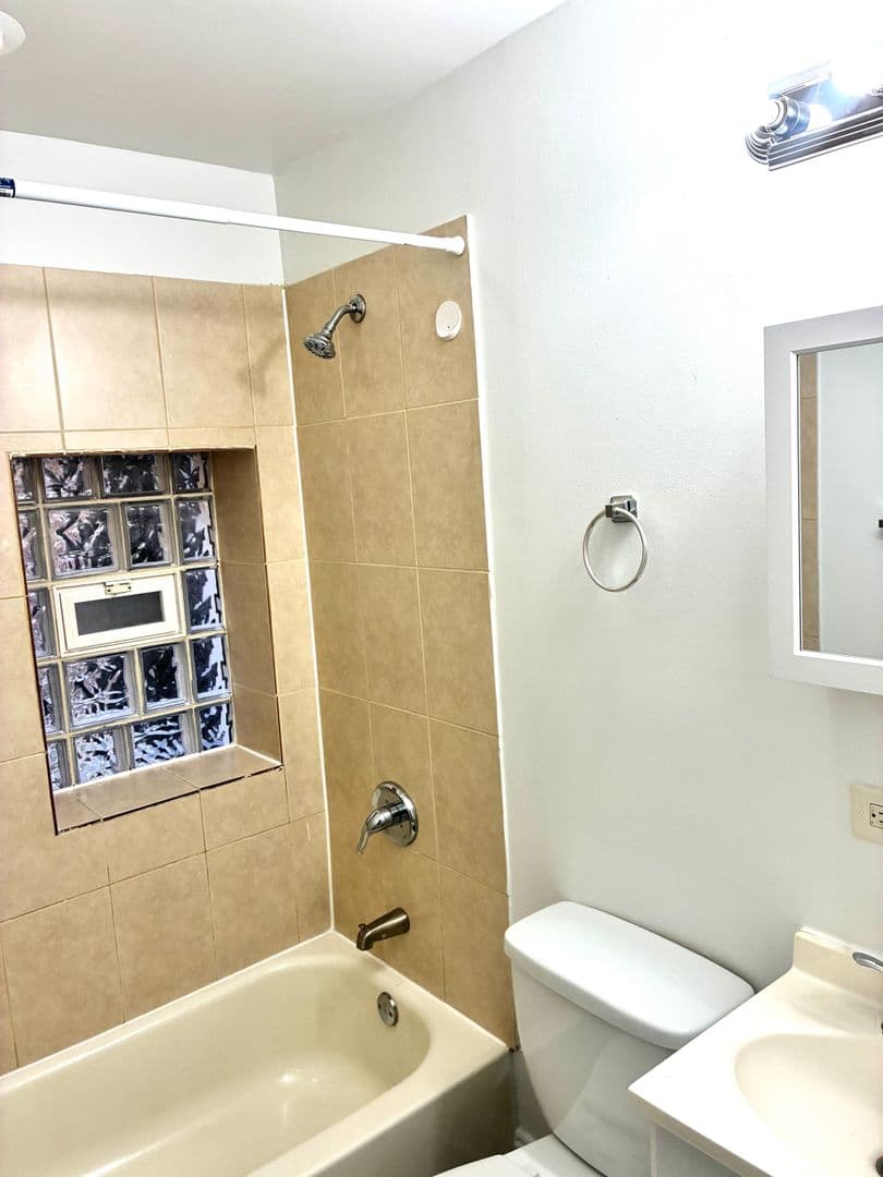 Chicago Apartment: 6442 N Hamilton