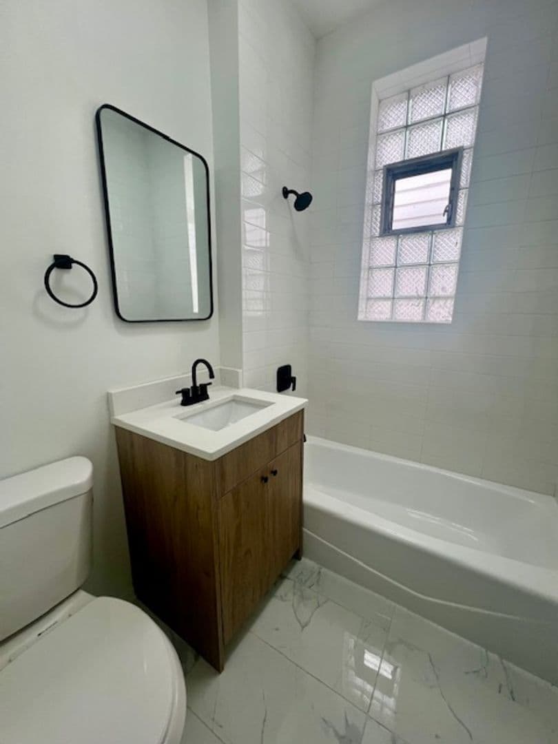 Chicago Apartment: 1619 North Damen Avenue
