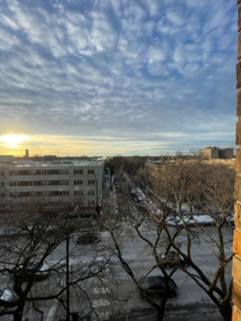 Chicago Apartment: 6633 N Sheridan Road