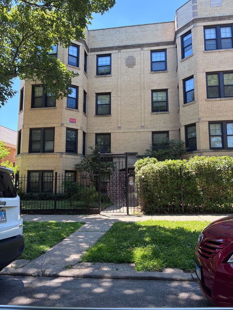 Chicago Apartment: 2115 W Birchwood