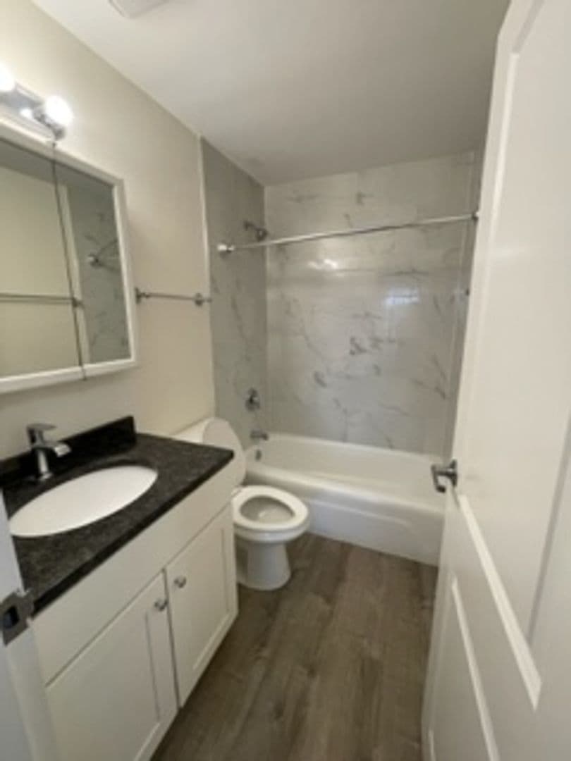 Chicago Apartment: 6633 N Sheridan Road
