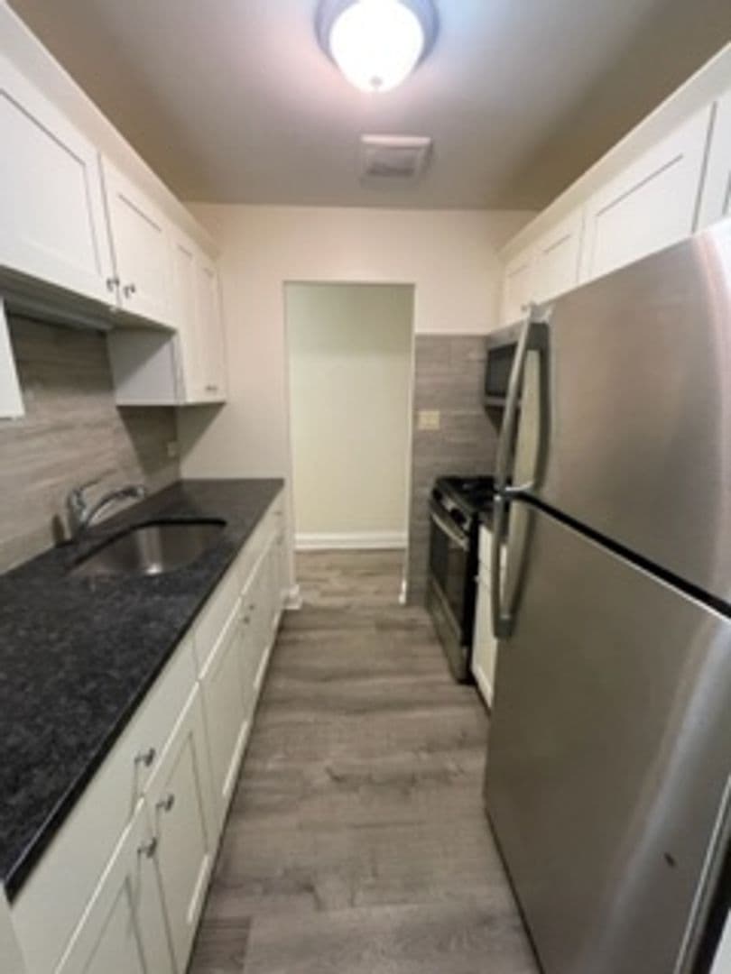 Chicago Apartment: 6633 N Sheridan Road
