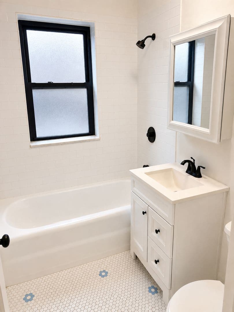 Chicago Apartment: 2115 W Birchwood