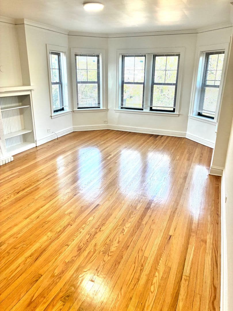 Chicago Apartment: 2115 W Birchwood