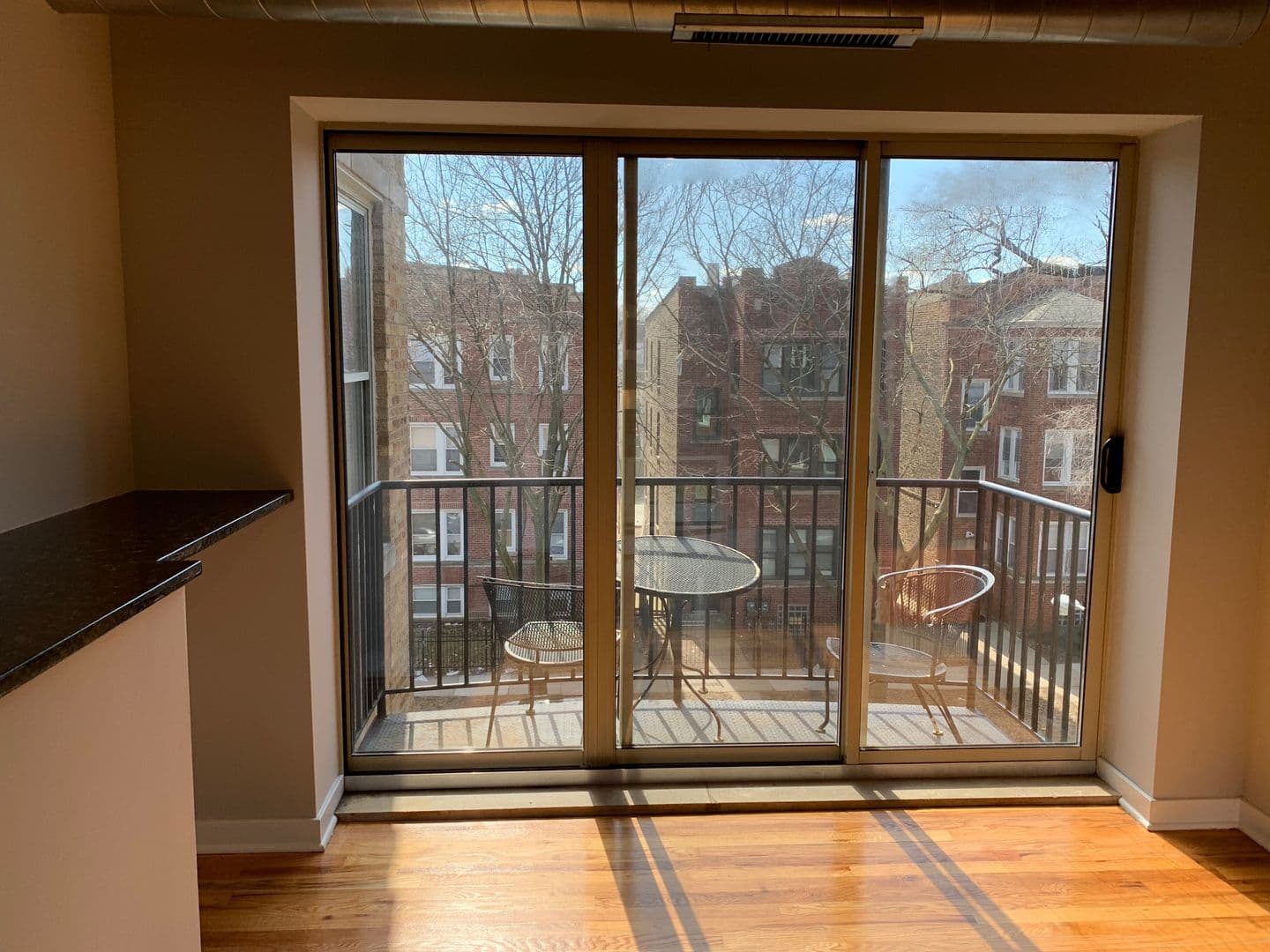 Chicago Apartment: 2000 W Birchwood Ave