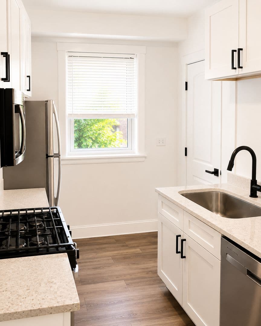 Chicago Apartment: 2115 W Birchwood