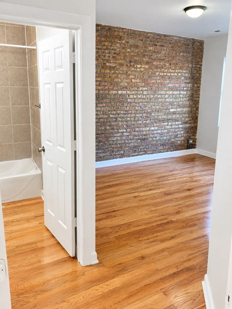 Chicago Apartment: 6154 N Oakley Ave