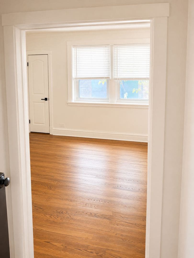Chicago Apartment: 2115 W Birchwood