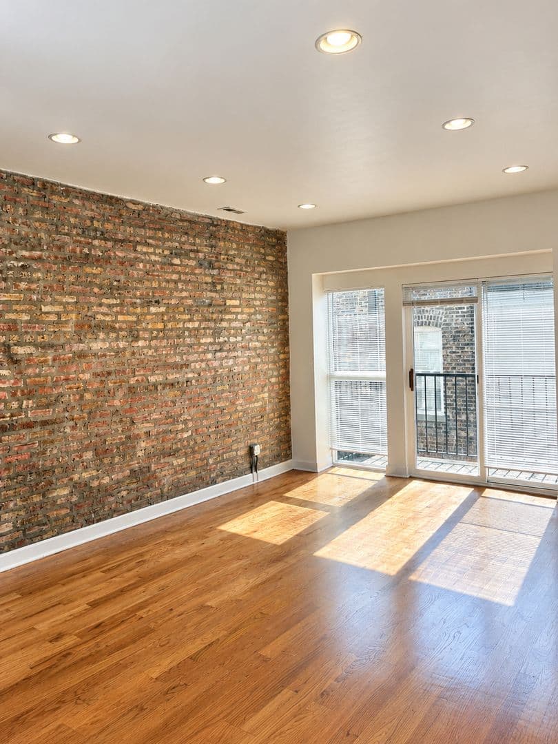 Chicago Apartment: 6154 N Oakley Ave