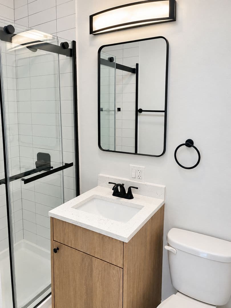 Chicago Apartment: 2115 W Birchwood