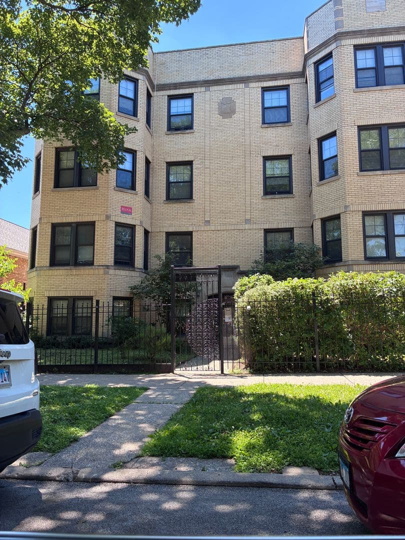 Chicago Apartment: 2115 W Birchwood
