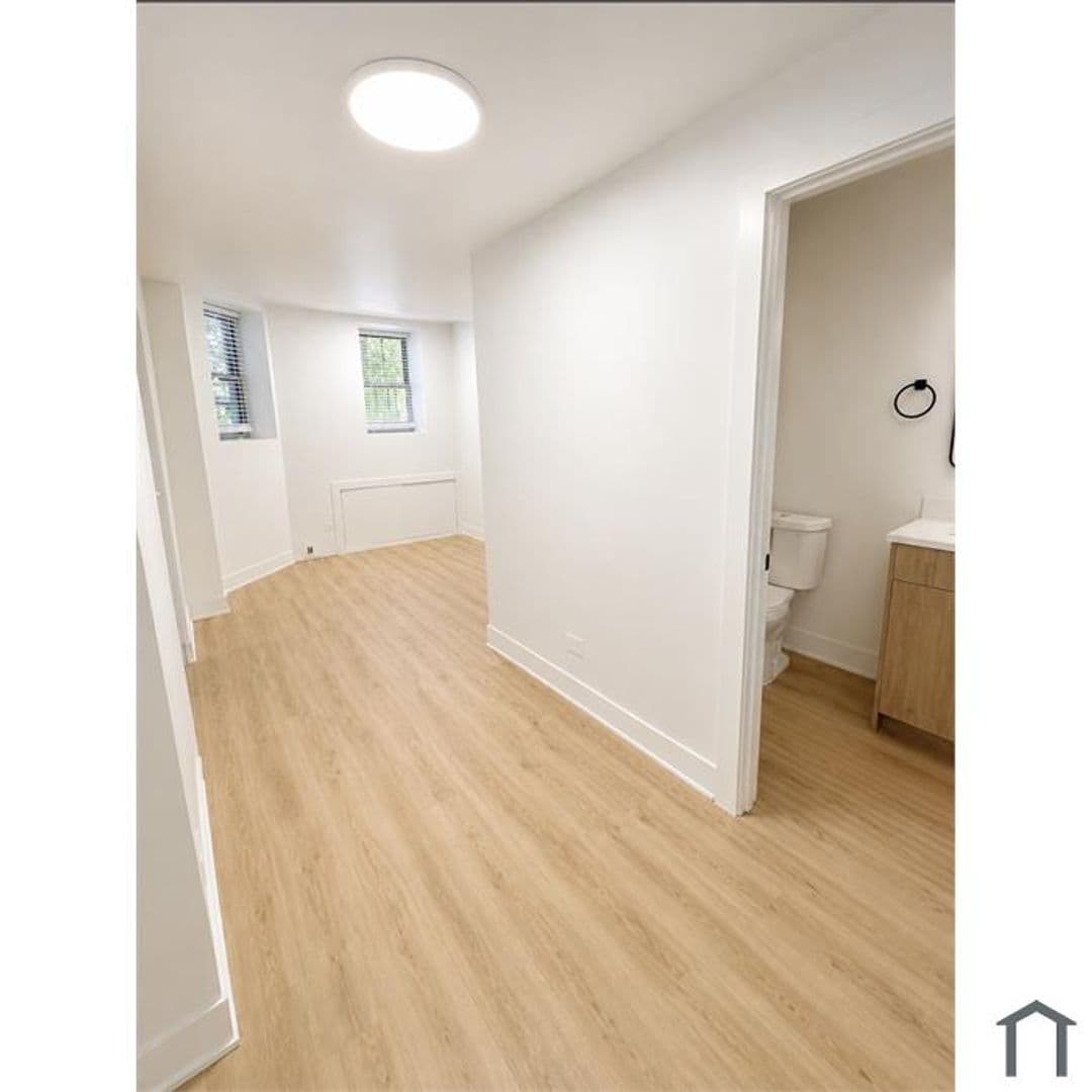 Chicago Apartment: 6310 N Artesian