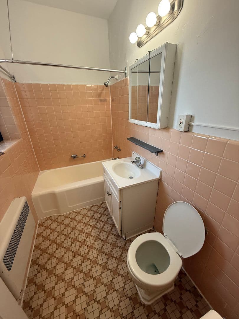 Chicago Apartment: 6230 N Kenmore