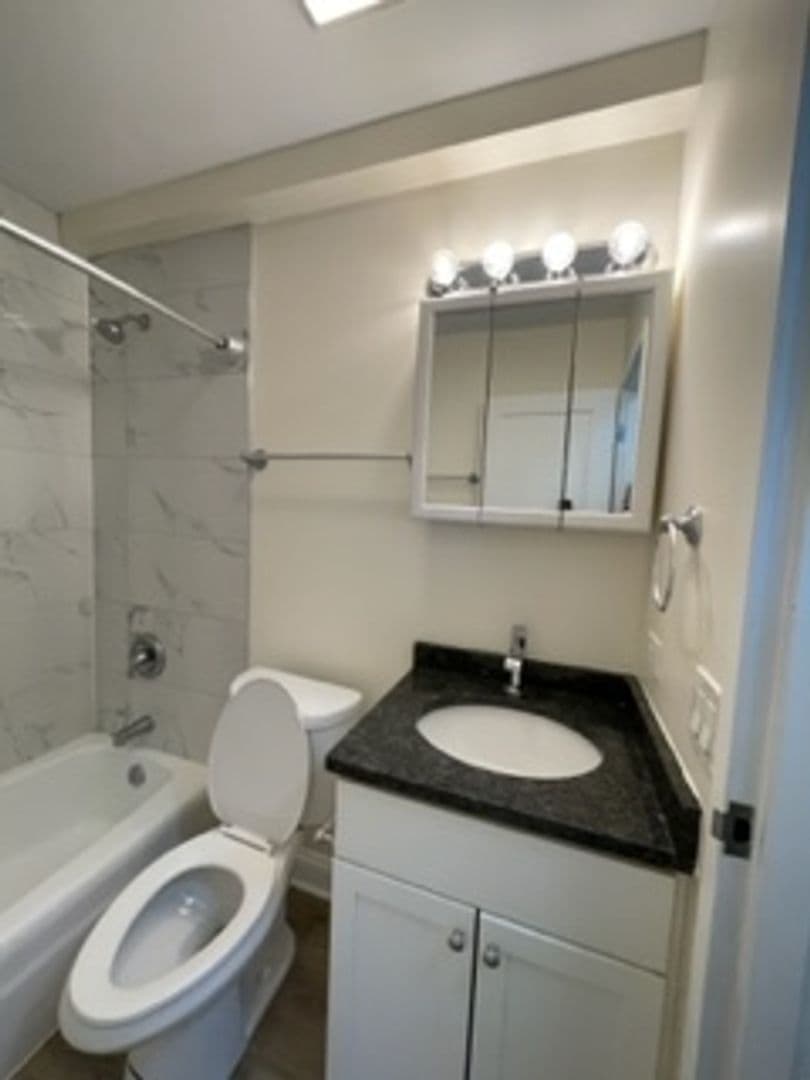 Chicago Apartment: 6633 N Sheridan Road