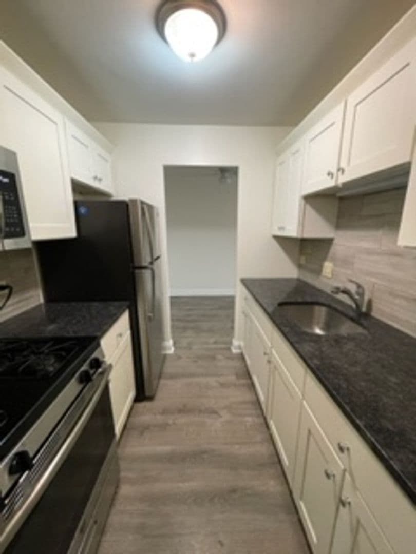 Chicago Apartment: 6633 N Sheridan Road