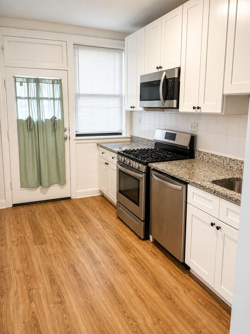 Chicago Apartment: 2115 W Birchwood