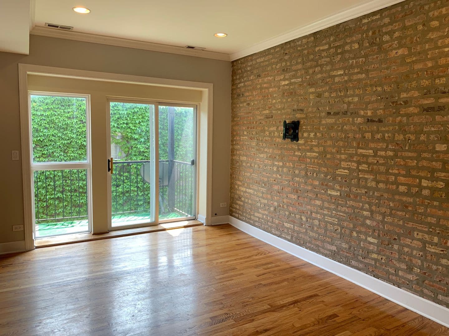 Chicago Apartment: 6154 N Oakley Ave