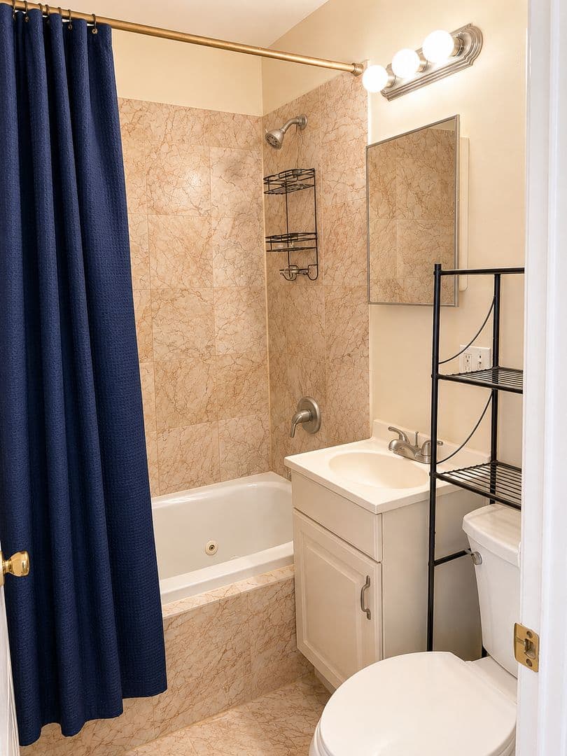 Chicago Apartment: 7314 N. Winchester Ave