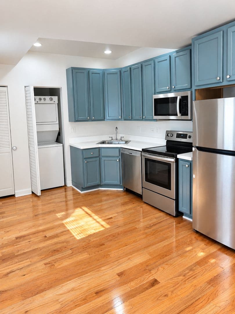 Chicago Apartment: 6154 N Oakley Ave