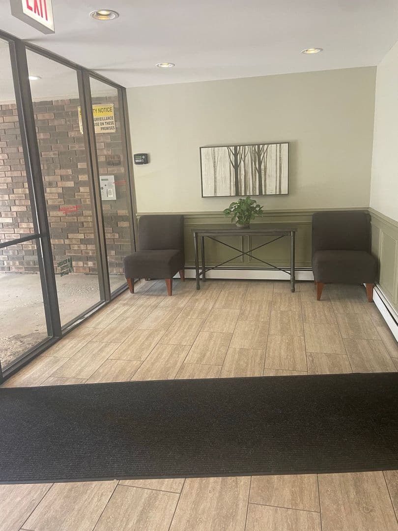 Chicago Apartment: 6633 N Sheridan Road