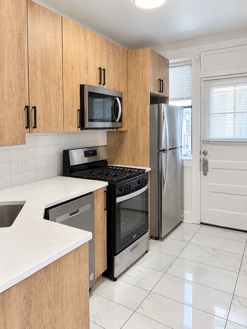 Chicago Apartment: 2115 W Birchwood