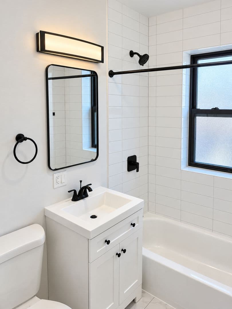 Chicago Apartment: 2115 W Birchwood