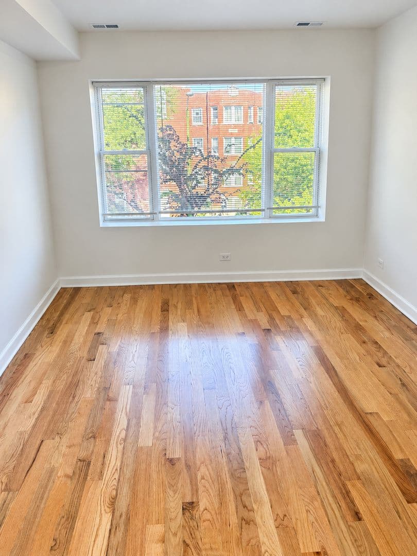 Chicago Apartment: 6154 N Oakley Ave