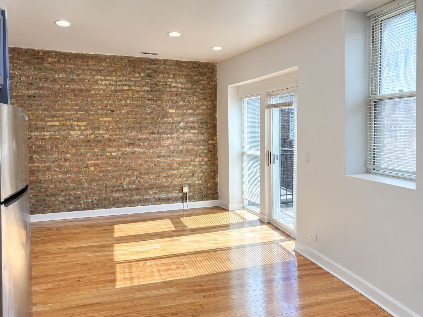 Chicago Apartment: 6154 N Oakley Ave