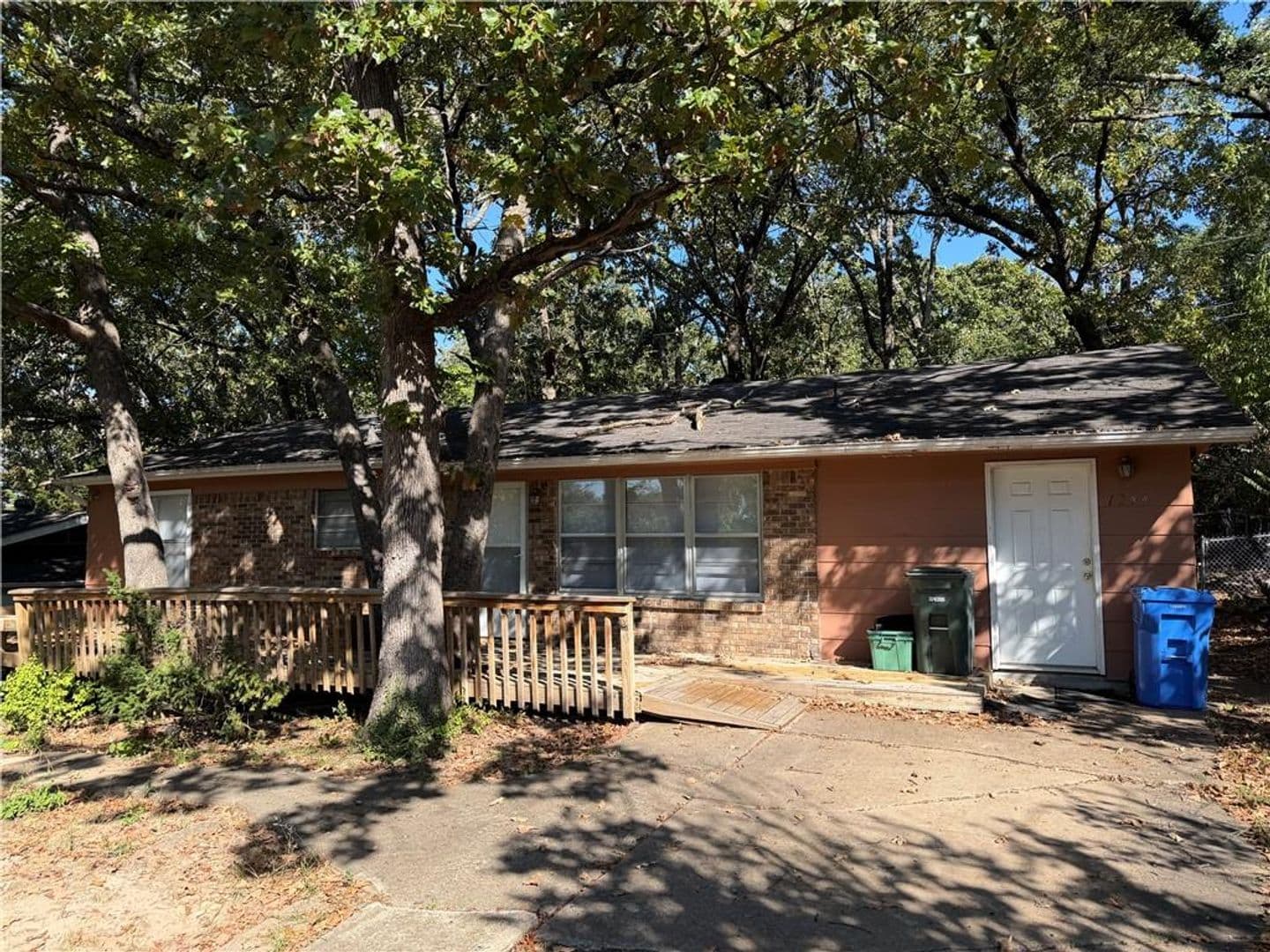 Fayetteville House: 1244 N Oak Ave